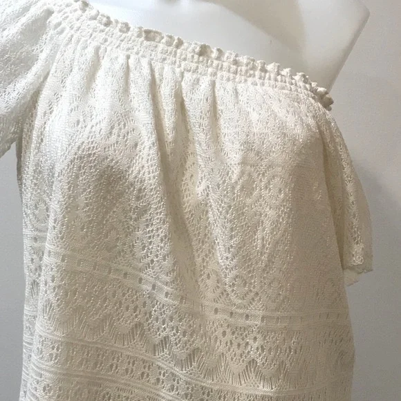 Flirty H&M lace lined off the shoulder blouse - Picture 2 of 5